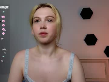 girl small_blondee capture image #4473997