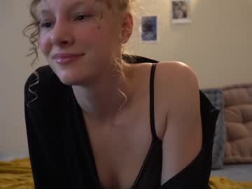 girl sistinehashands capture image #3587728